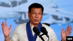 Presiden Filipina Rodrigo Duterte berbicara di pangkalan udara militer di Angeles City, sebelah timur Manila, Filipina (5/7). (EPA/Francis R. Malasig)