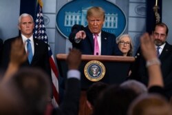 도널드 트럼프 미국 대통령이 26일 백악관에서 신종 코로나바이러스 확산 사태 관련 기자회견을 했다.