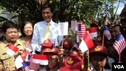 Duta Besar AS untuk Indonesia, Robert Blake, bersama anak-anak sekolah dalam kunjungan ke Solo (13/5). (VOA/Yudha Satriawan)