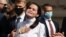 La excandidata presidencial bielorrusa Sviatlana Tsikhanouskaya interactúa con simpatizantes en Varsovia, Polonia, el miércoles 9 de septiembre de 2020.