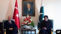 Presiden Turki Recep Tayyip Erdogan (kiri) bersama PM Pakistan Imran Khan di Islamabad, Pakistan, 14 Februari 2020.