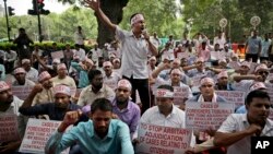 Para aktivis melakukan aksi unjuk rasa memrotes kebijakan negara bagian Assam untuk mengeluarkan hampir 2 juta warga dari daftar kewarganegaraan dalam unjuk rasa di New Delhi, India (foto: dok). 