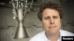 Tổng giám đốc Rocket Lab Peter Beck chụp hình bên cạnh mô hình rốc-kết Rutherford tại Auckland, New Zealand, ngày 20/10/2015