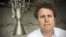 Tổng giám đốc Rocket Lab Peter Beck chụp hình bên cạnh mô hình rốc-kết Rutherford tại Auckland, New Zealand, ngày 20/10/2015