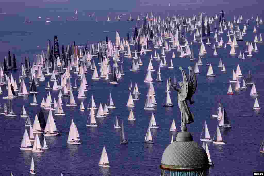 Foto udara menunjukkan berbagai perahu layar yang mengikuti &quot;Barcolana Sailing Regatta&quot;, lomba layar terbesar di dunia, di Teluk Trieste, Italia. (Reuters(&nbsp;