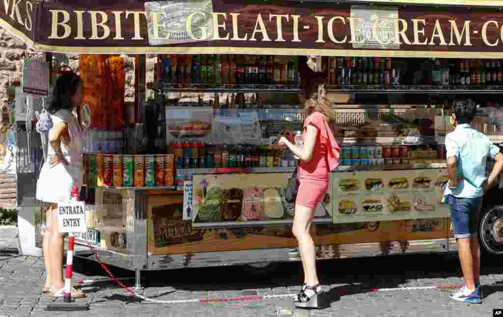  موج گرما در شهر رم ایتالیا، کاسبی این بستنی فروش را رونق داده است. در حالیکه دمای ۳۴ درجه سانتیگراد می‌تواند برای خیلی‌ها از کشورها یک روز معمولی باشد، اما در ایتالیا، هوای خیلی گرم محسوب می‌شود. 