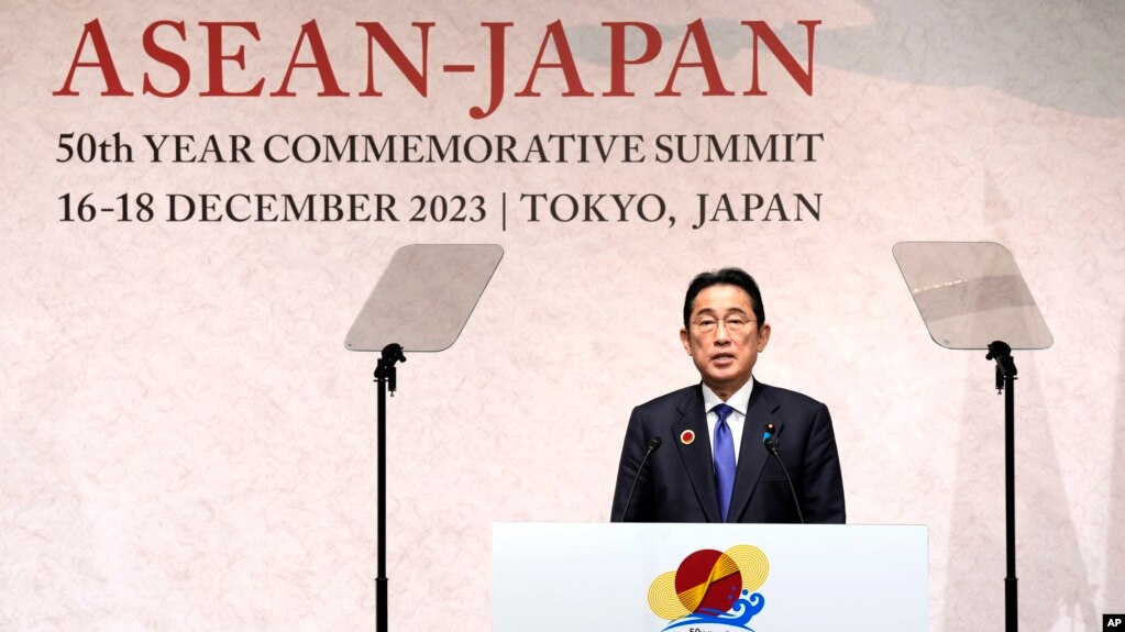 2023年12月17日，日本首相岸田文雄在东盟-日本纪念峰会结束后的联合主席新闻发布会上发表讲话。(美联社）(photo:VOA)