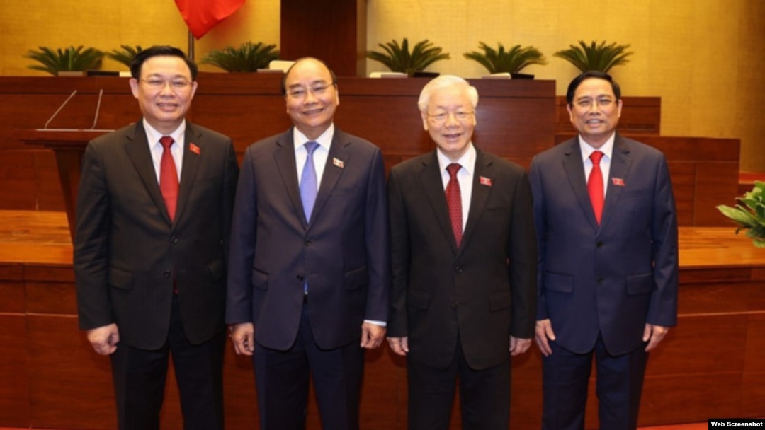 Dàn tứ trụ Việt Nam khi ra mắt hồi năm 2021. Ông Vương Đình Huệ đứng ngoài cùng bên trái. Hiệu giờ chỉ còn các ông Nguyễn Phú Trọng và Phạm Minh Chính là còn tại vị.