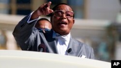 路易斯·法拉坎在纪念百万人大游行20周年的集会上发表讲话。 （2015年10月10日）