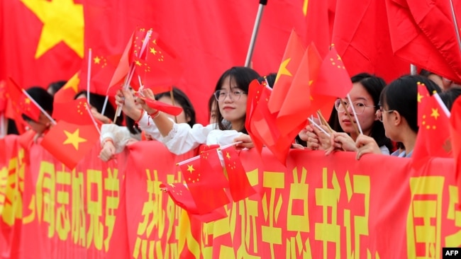 Çin Cumhurbaşkanı Xi'nin ziyareti dolayısıyla Vietnamlı'lar yolların kenarlarında toplanarak, her iki ülkenin bayraklarını salladı.