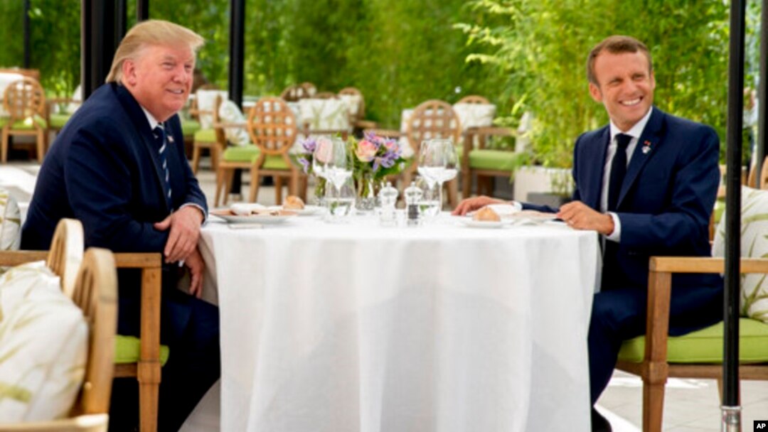 Presiden AS Donald Trump (kiri) melakukan santap siang bersama tuan rumah, Presiden Perancis Emmanuel Macron di Biarritz, Perancis hari Sabtu (24/8).