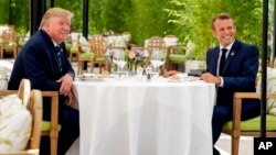 Presiden AS Donald Trump (kiri) melakukan santap siang bersama tuan rumah, Presiden Perancis Emmanuel Macron di Biarritz, Perancis hari Sabtu (24/8).