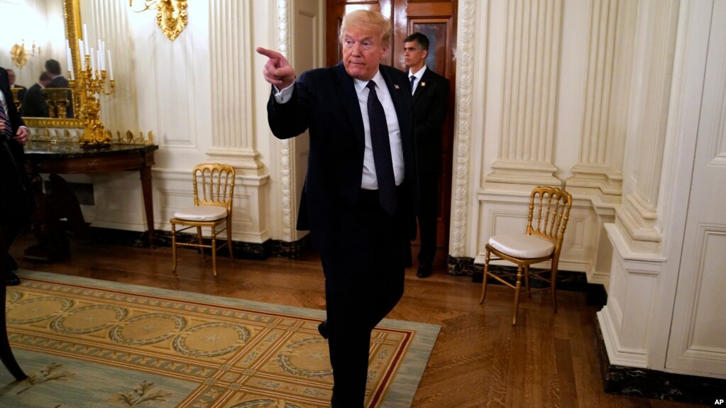 美国总统特朗普5月18日在白宫会见餐饮业高管后离开国宴厅。