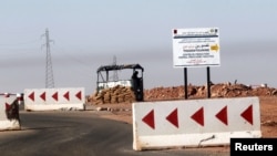 一名阿尔及利亚士兵在发生人质事件的天然气田检查岗担任警戒