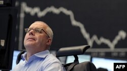 Stabilizohen tregjet e aksioneve në Europë dhe Azi