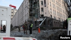 Здание в Киеве, поврежденное российской ракетой 31 декабря 2022 года