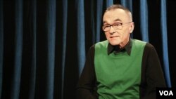 Sutradara Inggris Pemenang Oscar, Danny Boyle, saat diwawancarai reporter VOA, Penelope Poulou tentang film T2 Trainspotting. (Foto: VOA/N. Pappadogiannakis) 