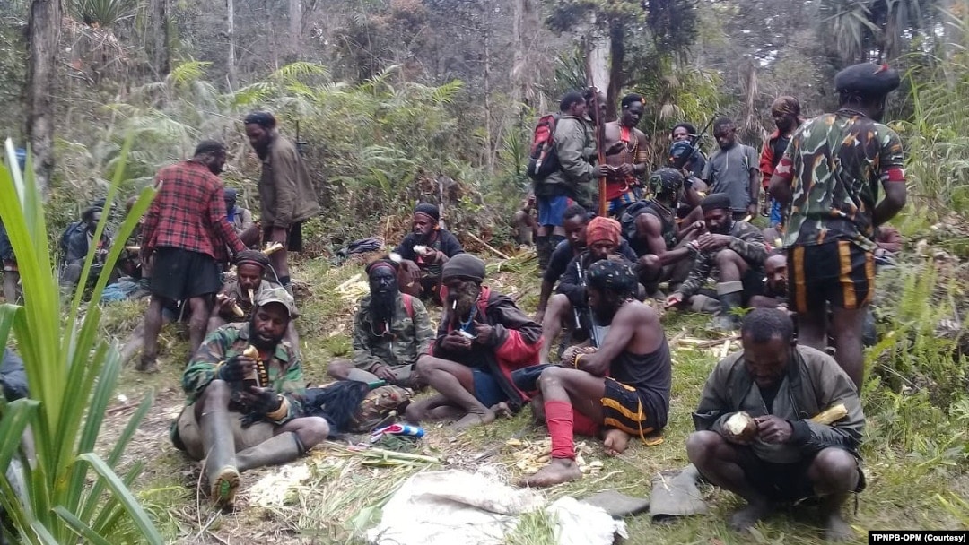 Tentara Pembebasan Nasional Papua Barat-Organisasi Papua Merdeka (TPNPB-OPM) saat berada di salah satu kawasan pegunungan Papua. 