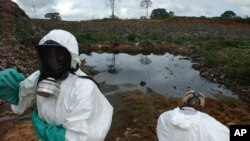 (Archives) - Un agent collecteur de déchets à Abidjan.