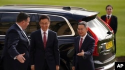 中国国家副主席韩正（中）于2023年5月5日星期五抵达伦敦白金汉宫，参加由英国国王查理三世为出席其加冕典礼的海外宾客举办的招待会。