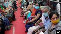 La gente espera recibir la vacuna COVID-19 en Mumbai, la India, el 29 de abril de 2021.