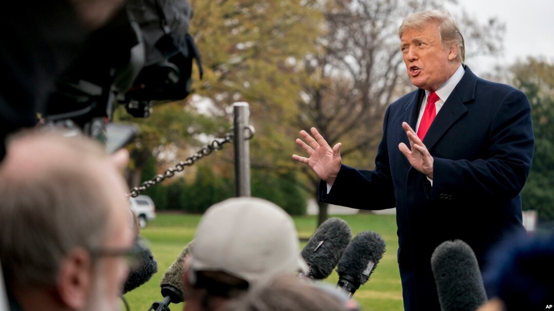 Presiden Donald Trump berbicara kepada para awak media sebelum menaiki Marine One di South Lawn di Gedung Putih di Washington, D.C., hari Senin, 26 November 2018 untuk sebuah kunjungan singkat ke Lanud Andrews, Md dan dilanjutkan ke Mississippi (foto: AP Photo/Andrew Harnik)