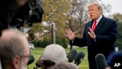 Presiden Donald Trump berbicara kepada para awak media sebelum menaiki Marine One di South Lawn di Gedung Putih di Washington, D.C., hari Senin, 26 November 2018 untuk sebuah kunjungan singkat ke Lanud Andrews, Md dan dilanjutkan ke Mississippi (foto: AP Photo/Andrew Harnik)