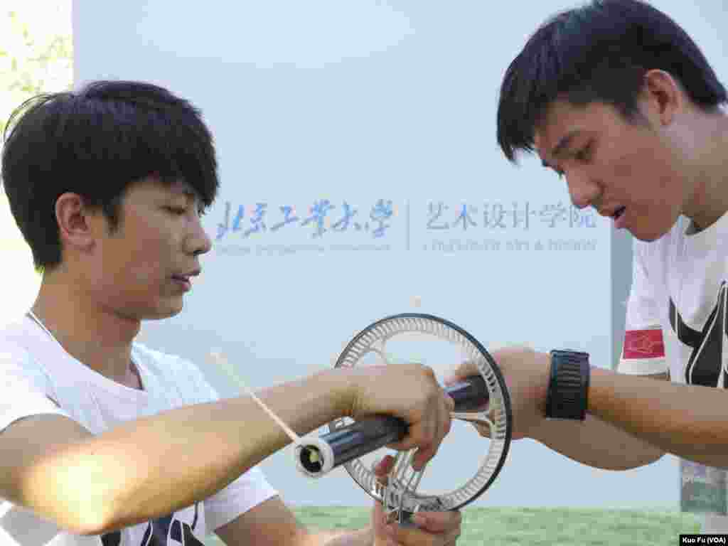 赛前为车子调整