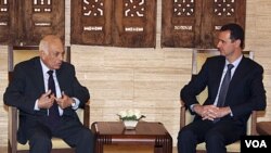 Sekjen Liga Arab, Nabil Elaraby at al-Shaab (kiri) bertemu Presiden Suriah Bashar al-Assad di Damaskus (13/7).