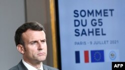 Le président français Macron réagit lors d'une conférence de presse conjointe avec le président nigérien à Paris, le 9 juillet 2021, à la suite d'un sommet vidéo avec les dirigeants des pays du G5 Sahel.