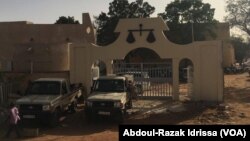 Devant la cour de Justice, à Niamey, Niger, le 13 mars 2017. (VOA/Abdoul-Razak Idrissa)